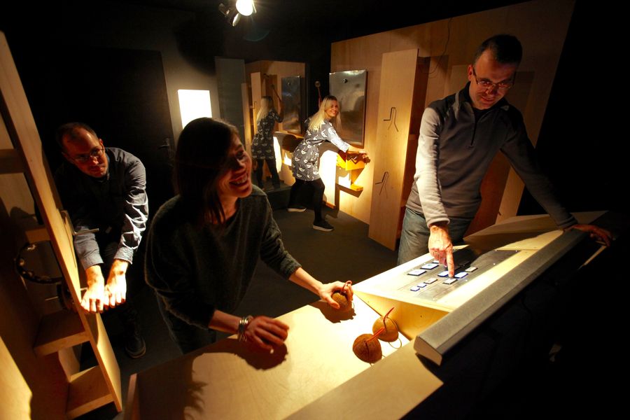 Návštěvníci v ruchárně, výrobně zvuku. Foto: Richard Špůr. Zdroj: archív NaFilM