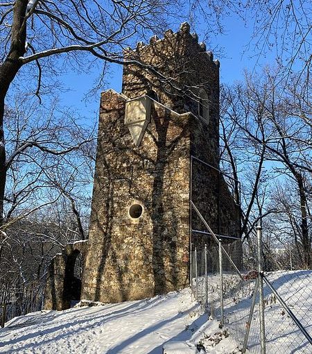 Rozhledna Cibulka, Praha 5. Autor: Lopatalopez. Zdroj: Wikimedia Commons CC BY-SA 4.0