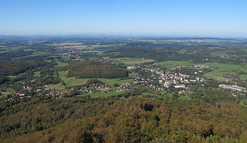 Výhled z Ořešníku na Jizerské hory. Autor: Huhulenik, licence CC BY-SA 3.0. Zdroj: Wikimedia Commons