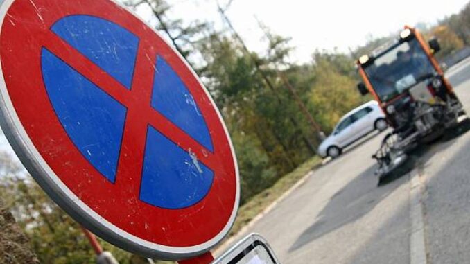 Dopravní značka zákaz stání, blokové čištění ulice