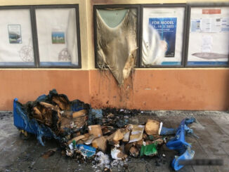 Shořelý plastový kontejner