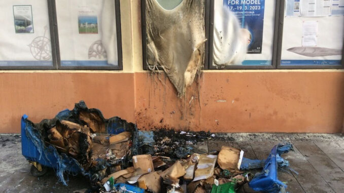 Shořelý plastový kontejner