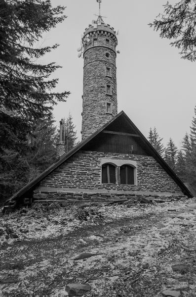 Historická fotografie chaty a kamenné vyhlídky na Zlatém Chlumu u Jeseníku. Zdroj foto: Rostislav Lyach