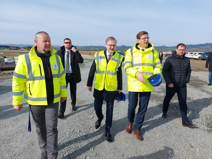 Premiér Petr Fiala a ministr dopravy Martin Kupka na stavbě obchvatu Bludova