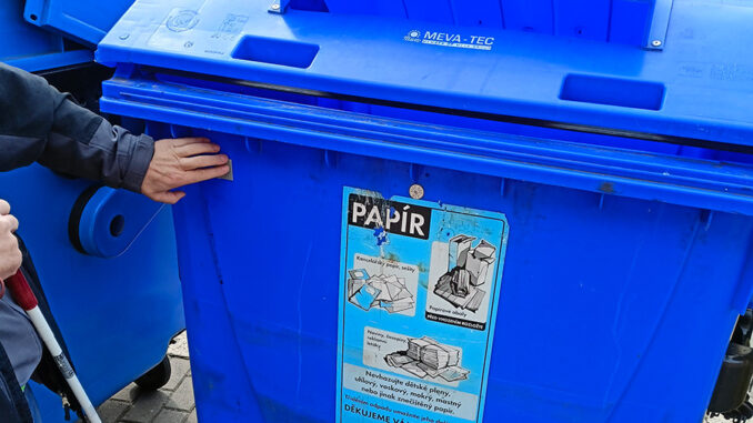 Kontejner na papír s označením v Braillově písmu