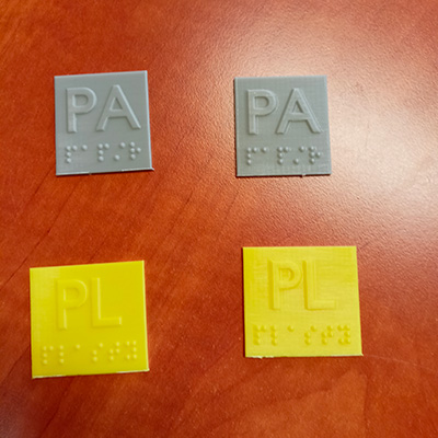 Popisky v Braillově písmu