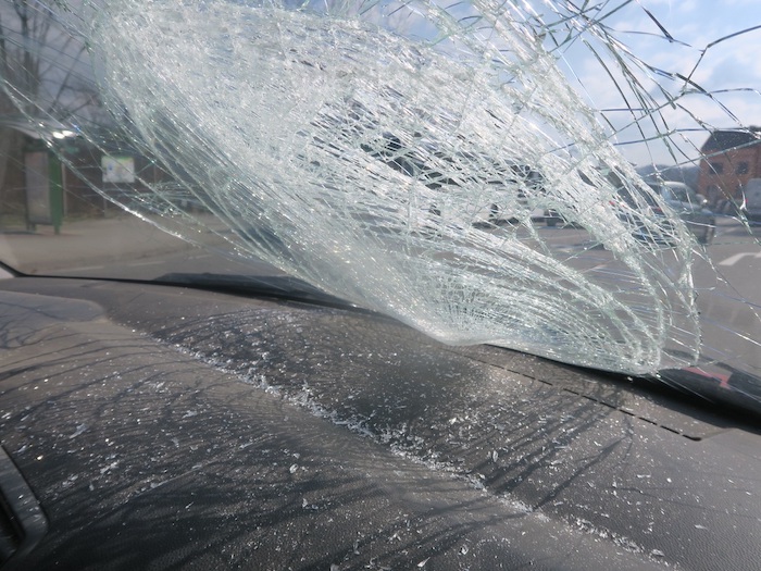Rozbité čelních sklo auta