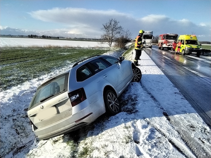 Dopravní nehoda, auto v příkopu