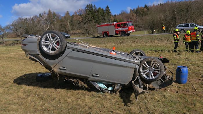 Havarované auto na střeše