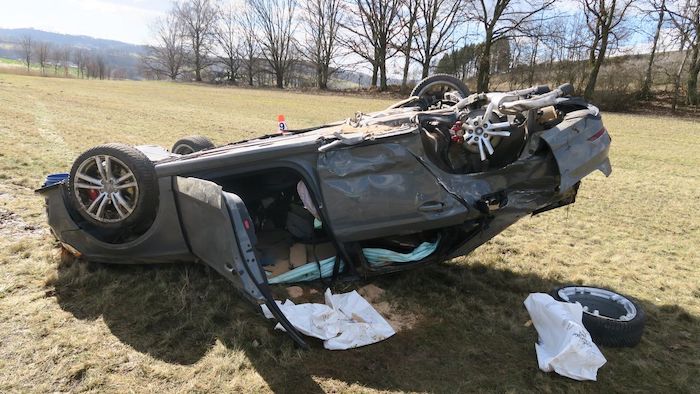 Havarované auto na střeše