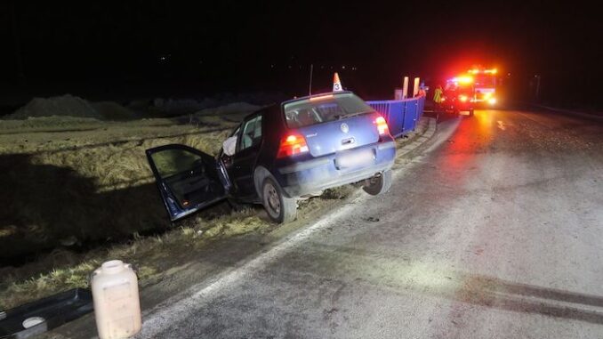 Auto narazilo do zábradlí mostu