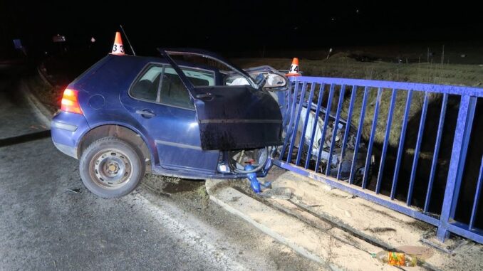 Auto narazilo do zábradlí mostu