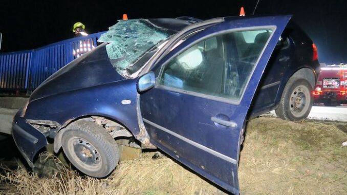 Auto narazilo do zábradlí mostu