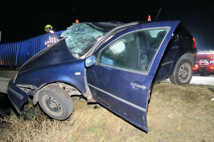 Auto narazilo do zábradlí mostu
