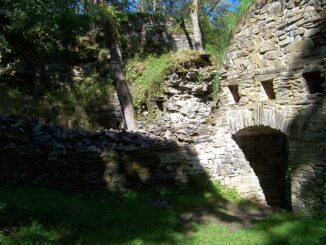 Zřícenina hradu Jenčov, Běleč, okres Kladno. Autor: ŠJů, licence CC BY-SA 3.0. Zdroj: Wikimedia Commons