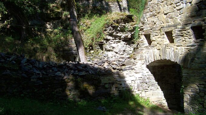 Zřícenina hradu Jenčov, Běleč, okres Kladno. Autor: ŠJů, licence CC BY-SA 3.0. Zdroj: Wikimedia Commons