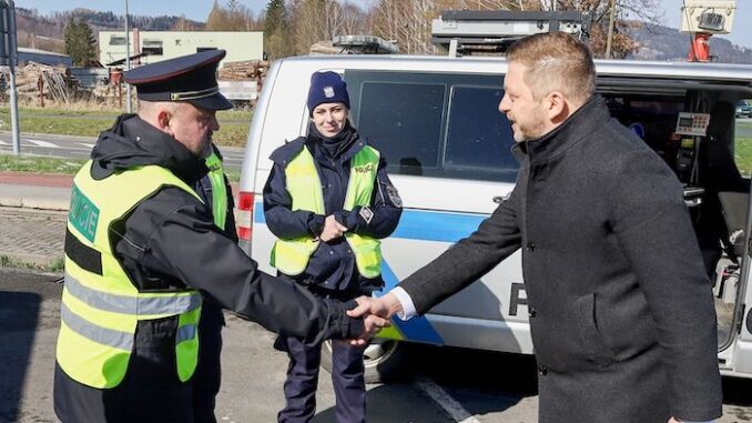 Ministr vnitra Vít Rakušan s jesenickými policisty