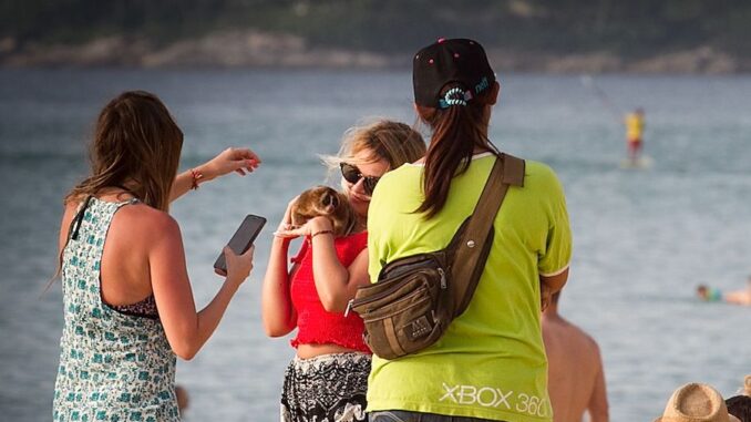 Outloň nabízený jako placená atrakce na pláži v Thajsku