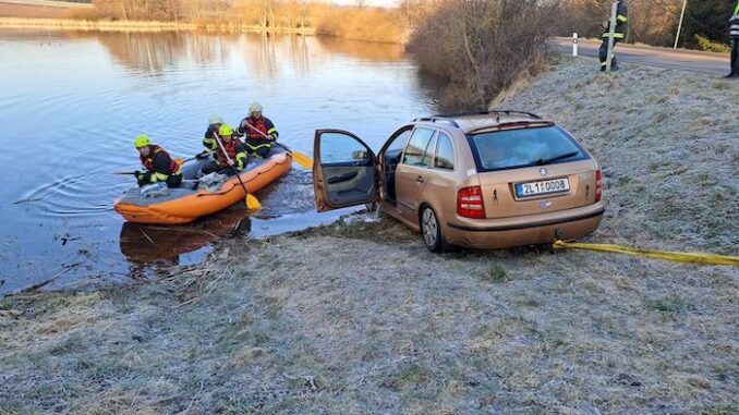 Auto vytažené z rybníka