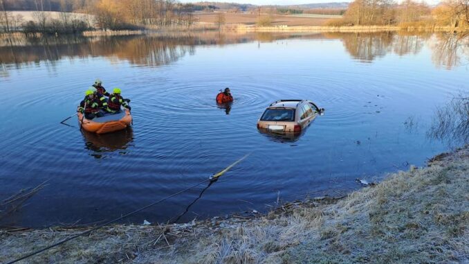 Auto sjelo do rybníka