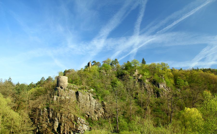 Zřícenina hradu Zbořený Kostelec. Zdroj foto: Shutterstock.com/DaCek
