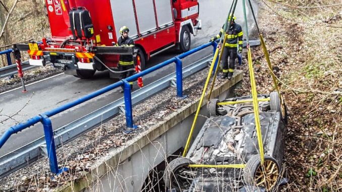 Havarované auto na střeše