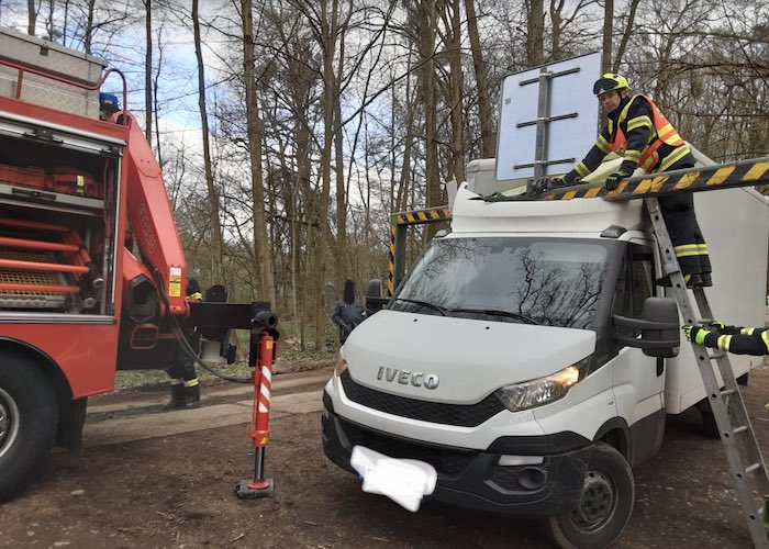 Dodávka se zachycenou konstrukci