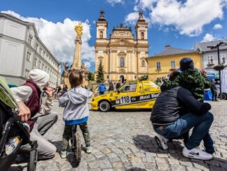 Závodní automobil na náměstí ve Šternberku