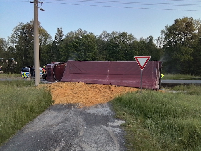 Převrácený kamion