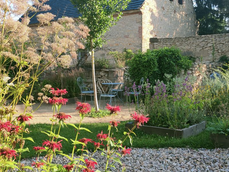 Posezení v zahradě. Zdroj foto: Levandule – bylinková zahrada v Dřevčicích u Dubé