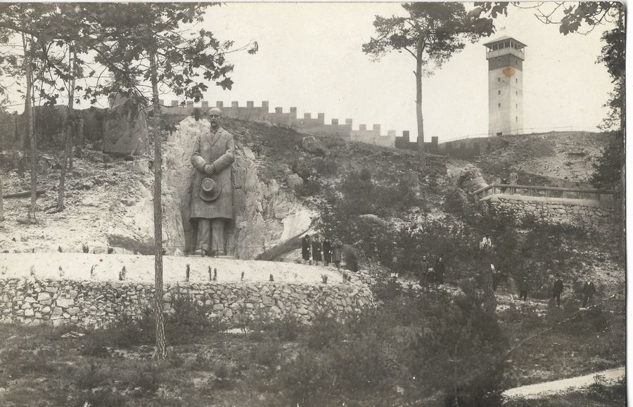Historická fotografie se sochou T. G. Masaryka. Zdroj: Jeskyně Blanických rytířů, Rudka