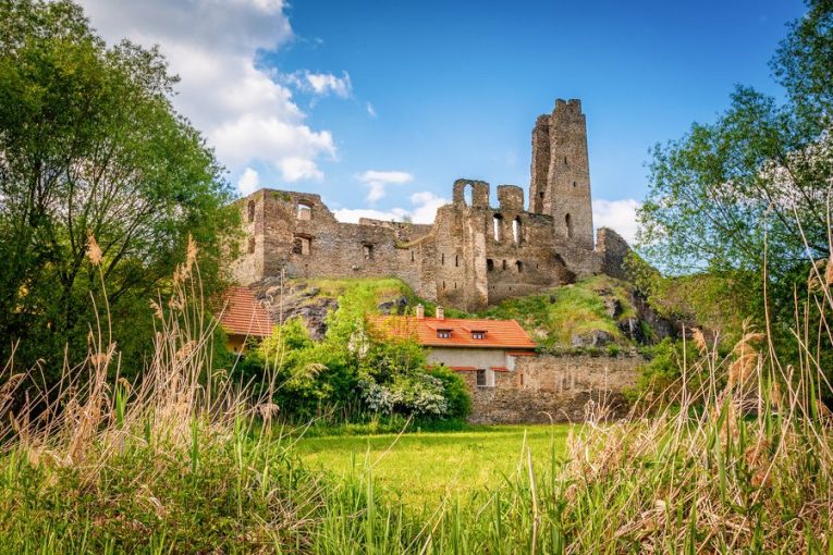 Středověká gotická zřícenina hradu Okoř u Prahy, Střední Čechy. Zdroj foto: Shutterstock.com/kennymax