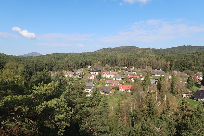 Pohled na obec Polesí ze skalní vyhlídky Havran. Autor: Vlach Pavel, licence CC BY-SA 4.0. Zdroj: Wikimedia Commons 