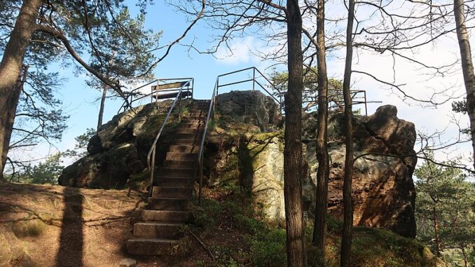 Skalní vyhlídka Havran. Autor: Vlach Pavel, licence CC BY-SA 4.0. Zdroj: Wikimedia Commons