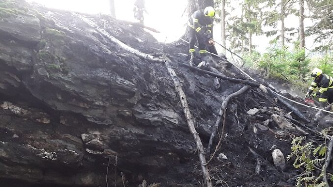 Požár ve skalnatém terénu