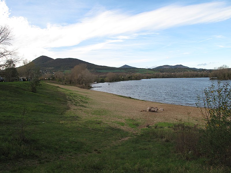 Píšťanská pláž na Žernoseckém jezeře. Autor: Juandev, licence CC BY-SA 3.0. Zdroj: Wikimedia Commons