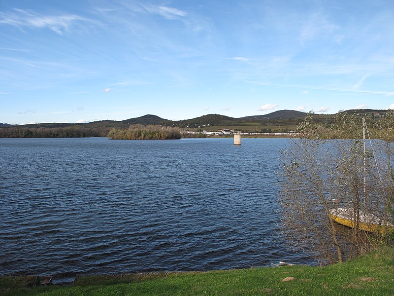 Žernosecké jezero, pohled z Píšťan. Autor: Juandev, licence CC BY-SA 3.0. Zdroj: Wikimedia Commons