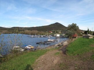 Přístav na Žernoseckém jezeře, okres Litoměřice. Autor: Juandev, licence CC BY-SA 3.0. Zdroj: Wikimedia Commons