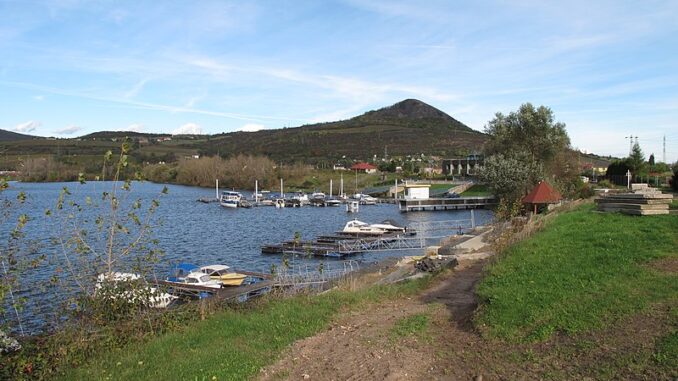 Přístav na Žernoseckém jezeře, okres Litoměřice. Autor: Juandev, licence CC BY-SA 3.0. Zdroj: Wikimedia Commons