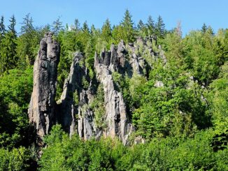 Svatošské skály, okres Karlovy Vary. Autor: Lubor Ferenc, licence CC BY-SA 4.0. Zdroj: Wikimedia Commons