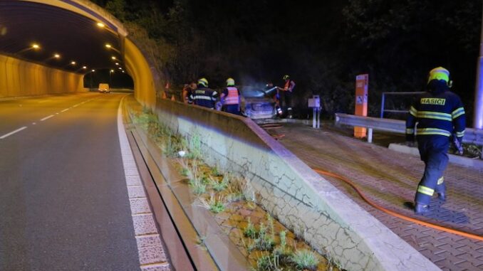 Řidič uhořel po nárazu do zdi