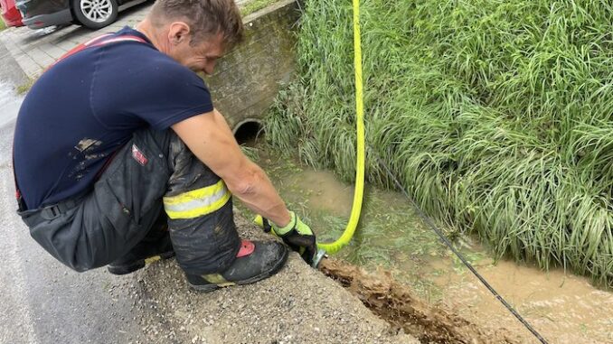 Odčerpávání vody po bouřkách