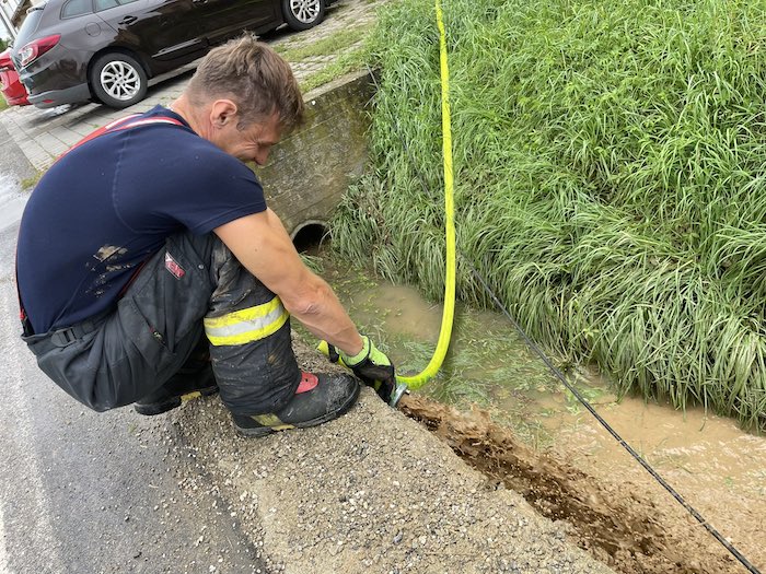 Odčerpávání vody po bouřkách