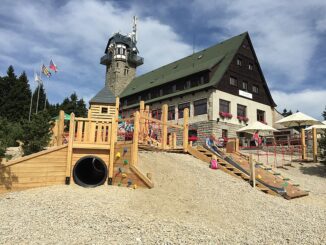 Dětské hřiště v areálu Královka v Jizerských horách. Autor: Fotulova, licence CC BA-SA 4. Zdroj: Wikimedia Commons