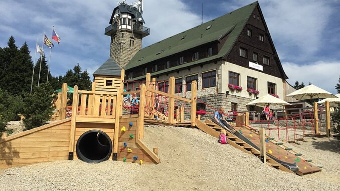 Dětské hřiště v areálu Královka v Jizerských horách. Autor: Fotulova, licence CC BA-SA 4. Zdroj: Wikimedia Commons