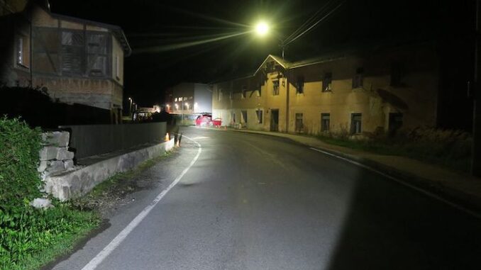 Auto narazilo do domu