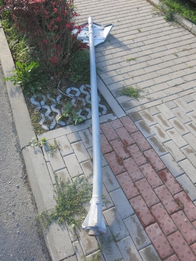 zlomená dopravní značka