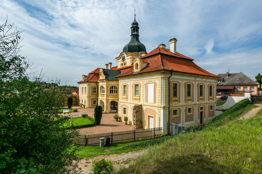 Pohled na zámek Nebílovy. Zdroj: Shutterstock.com/Lioneska