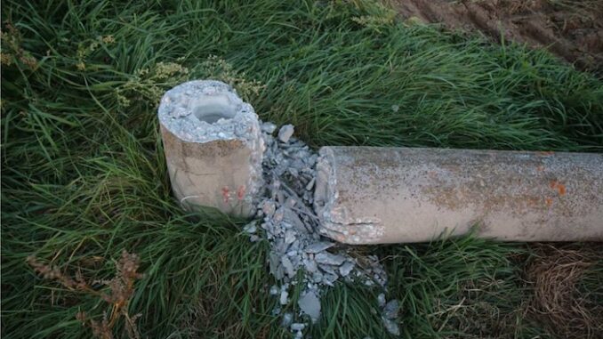 Zlomený sloup vysokého napětí