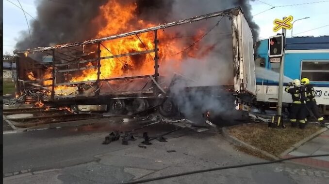 Srážka vlaku a kamiónu